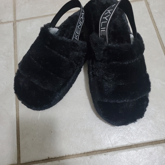 Black slippers - Picture 4 of 4